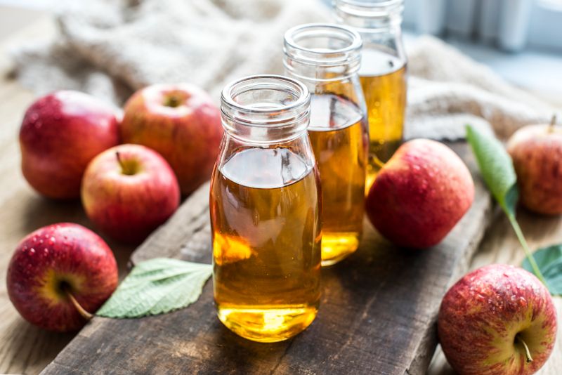 Äpfel und Apfelessig