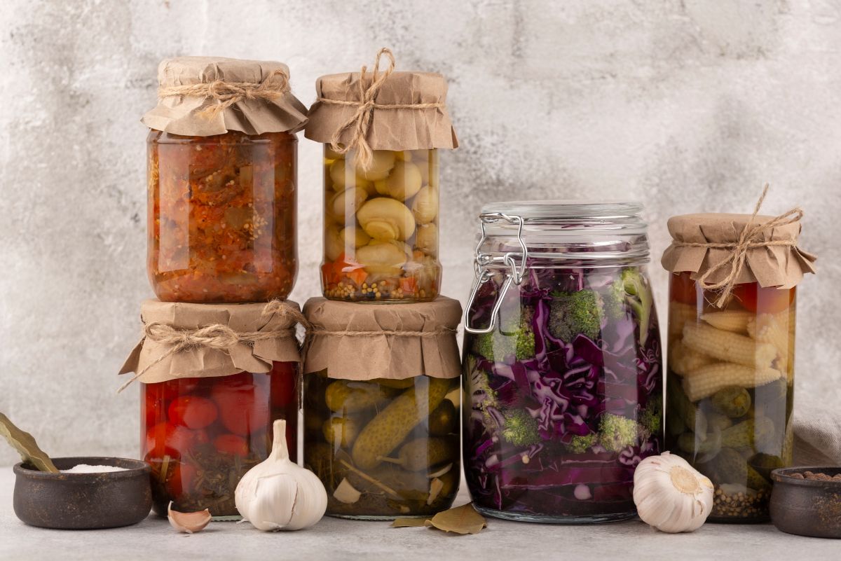 Gläser mit fermentierten Gemüse